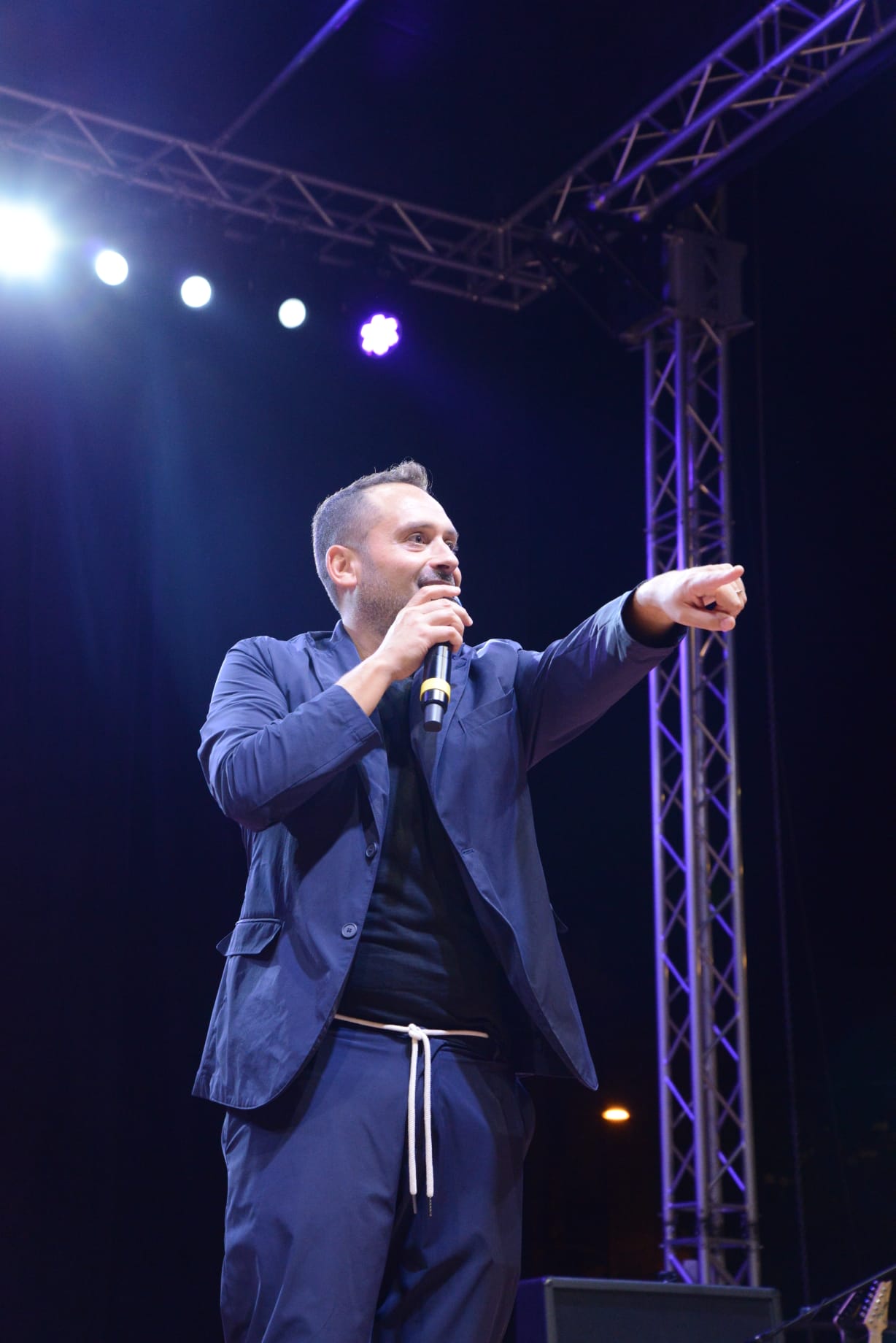Santino Caravella sul palco